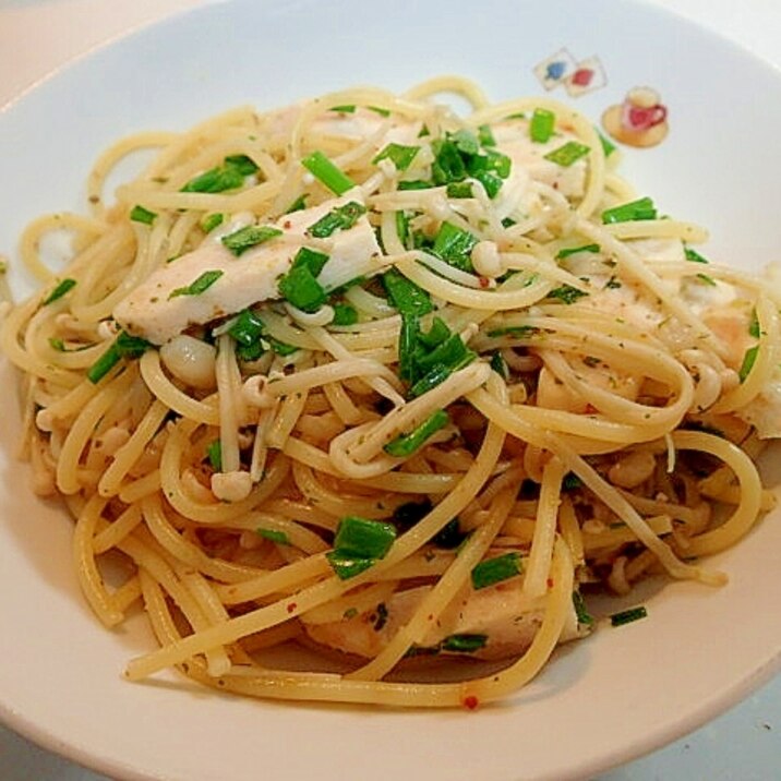 マジックソルトで　サラダチキンとえのきと葱のパスタ